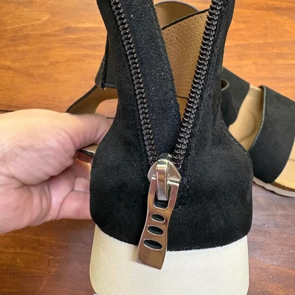 New-directions Women's Black and Tan Sandals